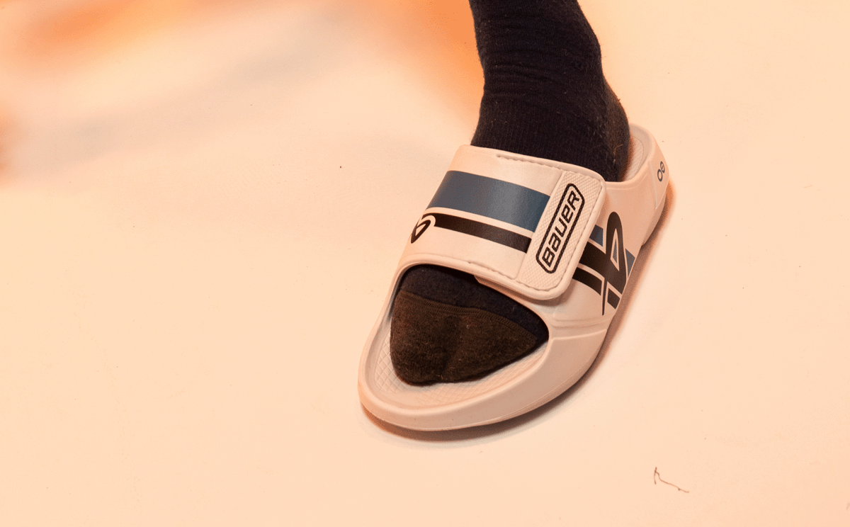 BAUER\/OOFOS Men's OOahh Sport Flex Sandal ¨C White